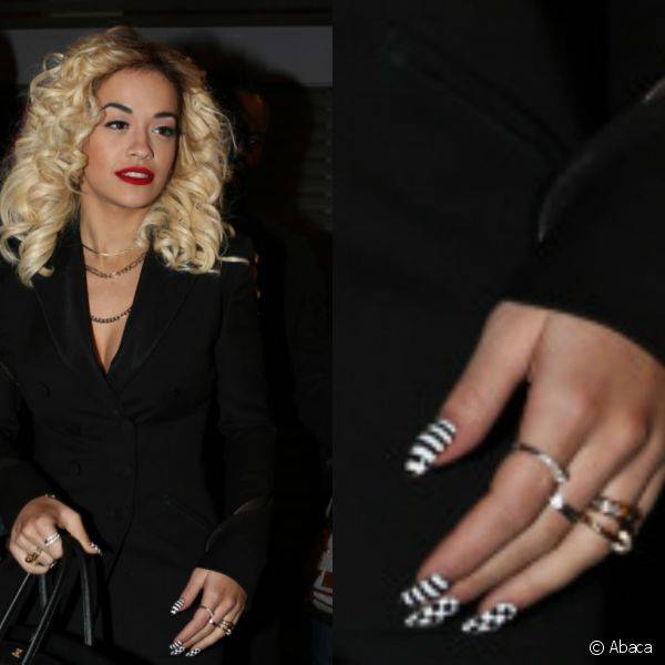 A cantora também alterna desenhos geométricos nas pontas dos dedos, como mostrou na saída de um hotel francês, em novembro de 2012